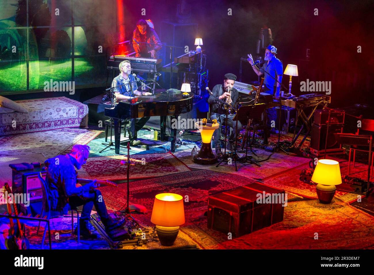 Teatro Lirico Giorgio Gaber, Milano, Italia, 22 maggio 2023, Daniele Silvestri si esibisce dal vivo. Daniele Silvestri suona il pianoforte durante Daniele Silvestest Foto Stock