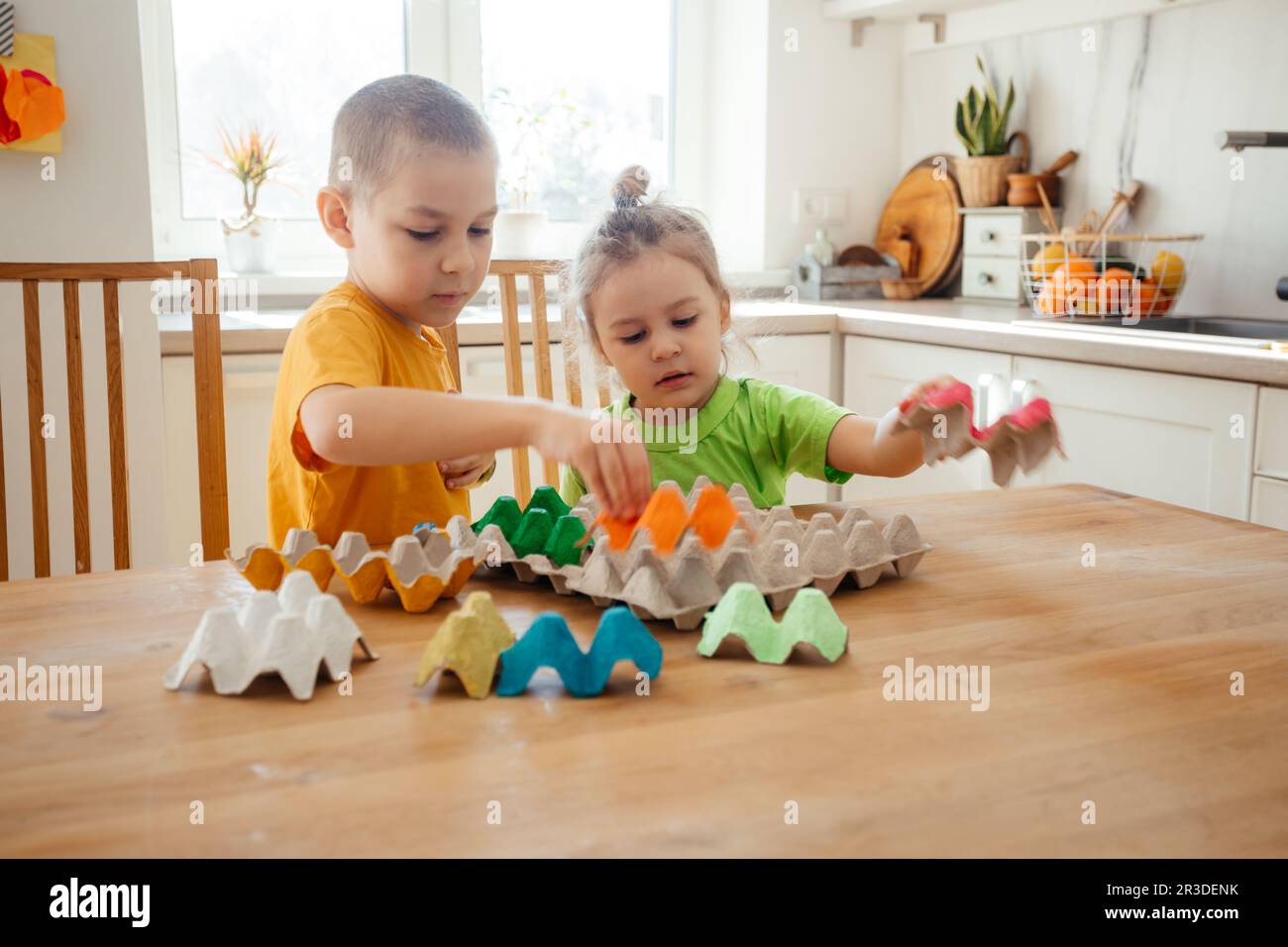 Carino fratelli impegnati nel montaggio del puzzle di carta Foto Stock