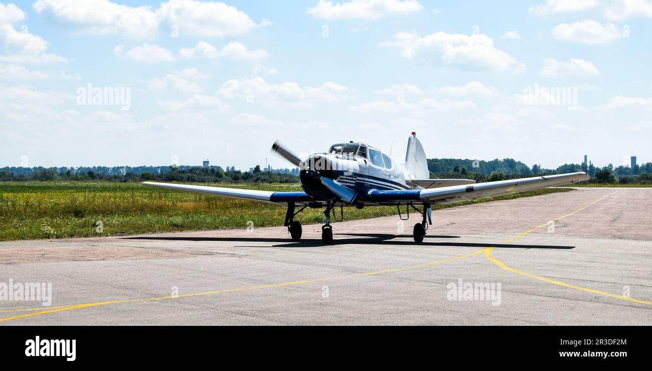 Zhytomyr, Ucraina - 22 agosto 2020 Un piccolo aereo si trova nel parcheggio di un vecchio campo aereo. Ali. Aeroporto. Campo d'aviazione. Voli Foto Stock