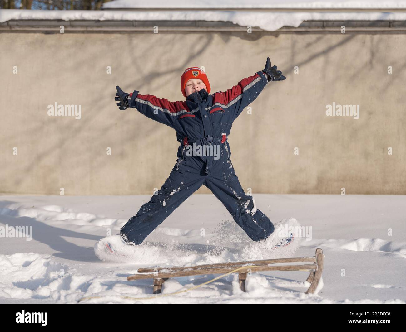 Bambino saltando nella neve Foto Stock