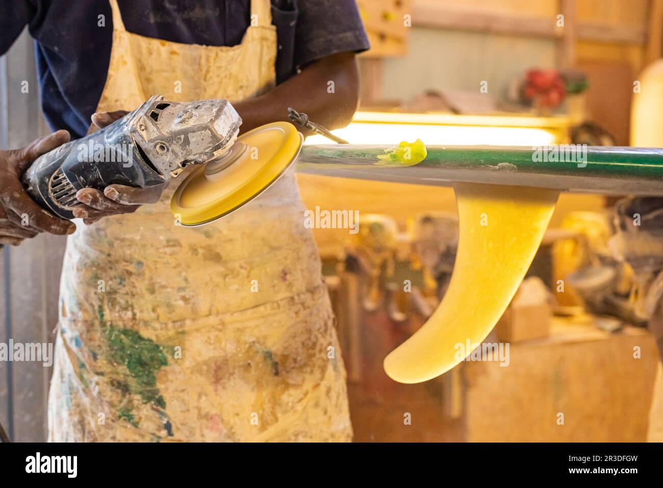 Un Shaper da tavola di un artigiano africano che lavora in un'officina di riparazione Foto Stock