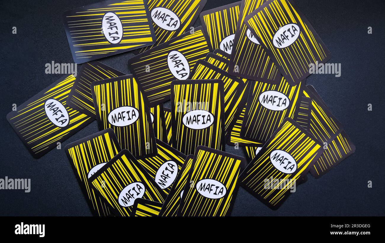 Kiev, Ucraina - 20 gennaio 2021. Gioco mafia. Carte da gioco con lettere mafia sul tavolo. Foto Stock