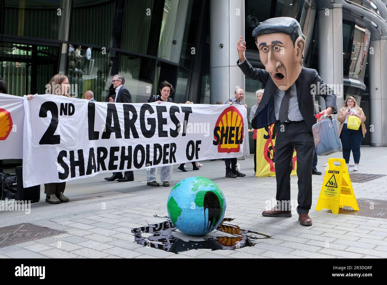 Londra, Regno Unito. 23rd maggio, 2023. Estinzione gli attivisti della ribellione organizzano una protesta al di fuori del secondo azionista Shell, Vanguard, nella City di Londra contro i continui investimenti nei combustibili fossili e nella distruzione ambientale. Il giorno dell'AGM del colosso petrolifero, gli attivisti hanno protestato entrando nell'incontro e hanno manifestato fuori BlackRock. Credit: Undicesima ora di Fotografia/Alamy Live News Foto Stock