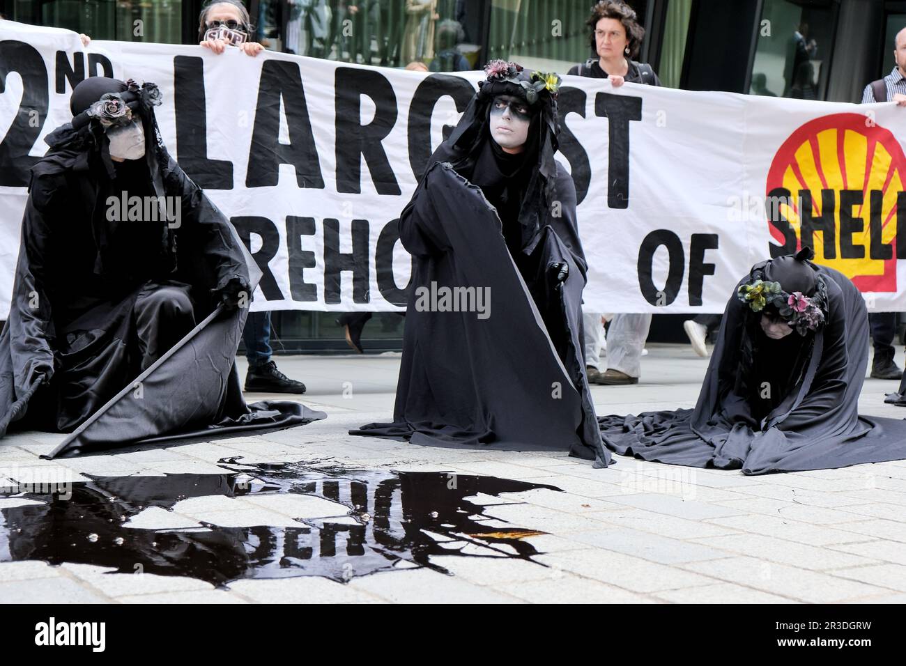 Londra, Regno Unito. 23rd maggio, 2023. Estinzione gli attivisti della ribellione organizzano una protesta al di fuori del secondo azionista Shell, Vanguard, nella City di Londra contro i continui investimenti nei combustibili fossili e nella distruzione ambientale. Il giorno dell'AGM del colosso petrolifero, gli attivisti hanno protestato entrando nell'incontro e hanno manifestato fuori BlackRock. Credit: Undicesima ora di Fotografia/Alamy Live News Foto Stock