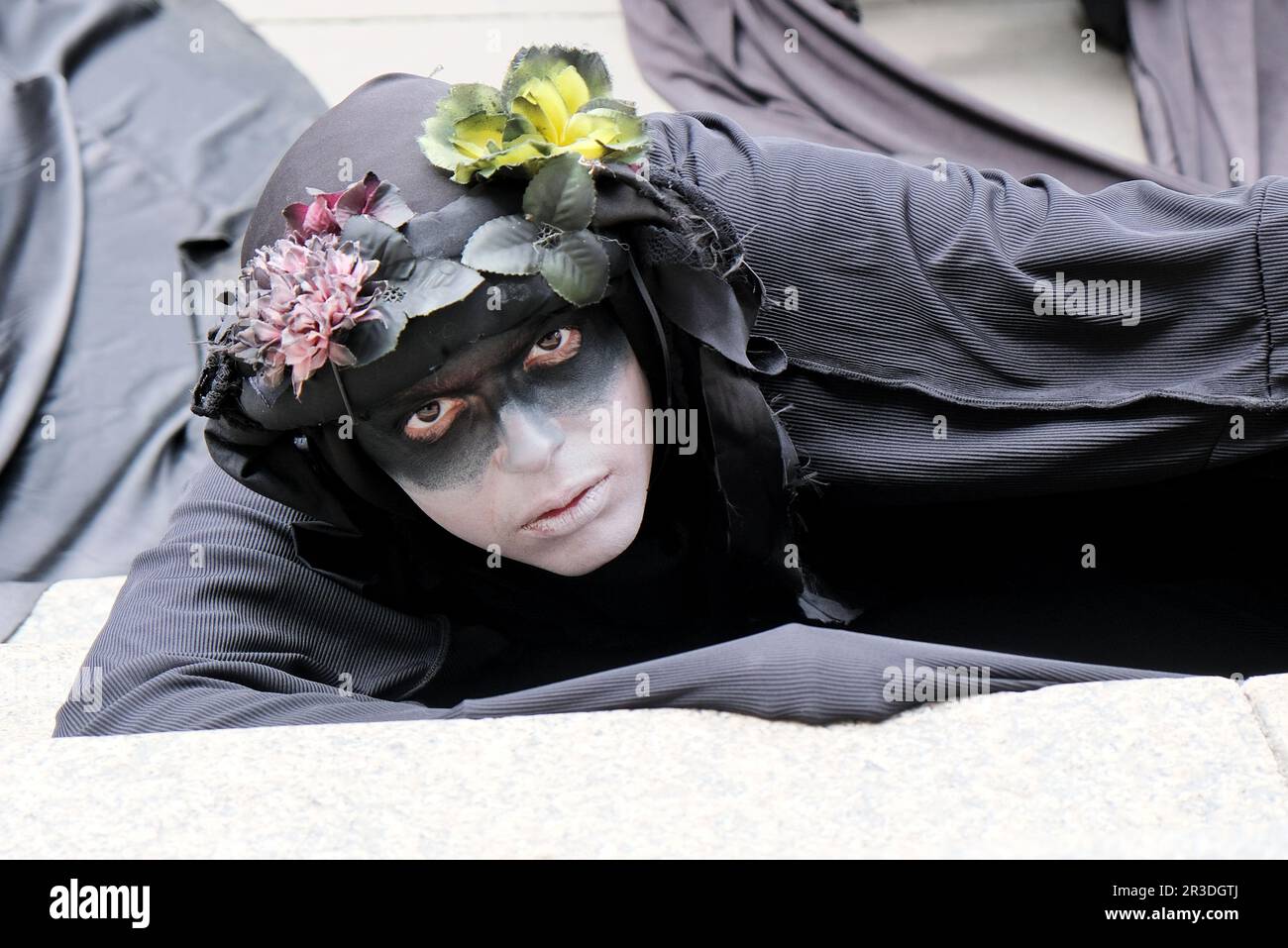 Londra, Regno Unito. 23rd maggio, 2023. Estinzione gli attivisti della ribellione organizzano una protesta al di fuori del secondo azionista Shell, Vanguard, nella City di Londra contro i continui investimenti nei combustibili fossili e nella distruzione ambientale. Il giorno dell'AGM del colosso petrolifero, gli attivisti hanno protestato entrando nell'incontro e hanno manifestato fuori BlackRock. Credit: Undicesima ora di Fotografia/Alamy Live News Foto Stock