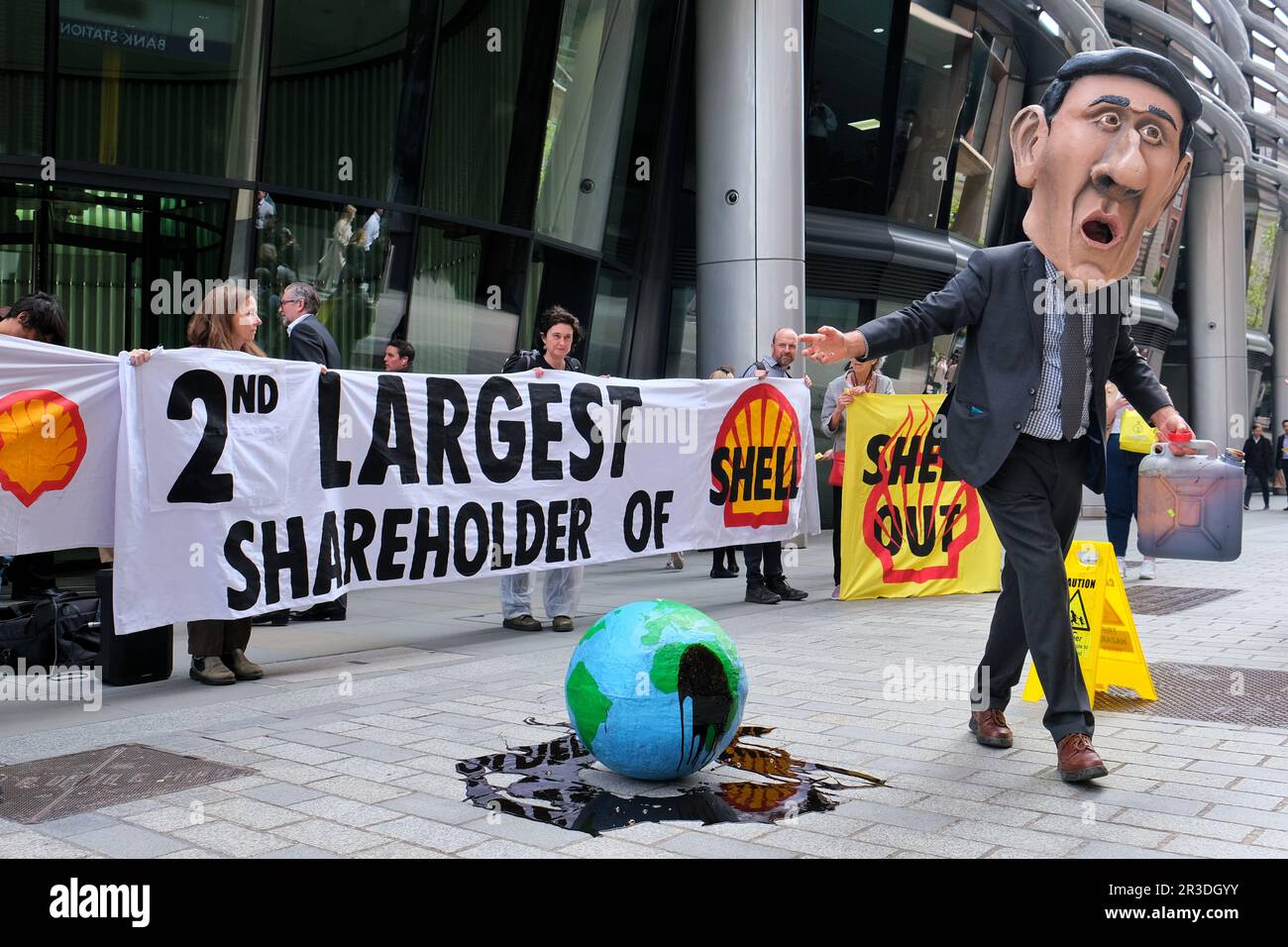 Londra, Regno Unito. 23rd maggio, 2023. Estinzione gli attivisti della ribellione organizzano una protesta al di fuori del secondo azionista Shell, Vanguard, nella City di Londra contro i continui investimenti nei combustibili fossili e nella distruzione ambientale. Il giorno dell'AGM del colosso petrolifero, gli attivisti hanno protestato entrando nell'incontro e hanno manifestato fuori BlackRock. Credit: Undicesima ora di Fotografia/Alamy Live News Foto Stock