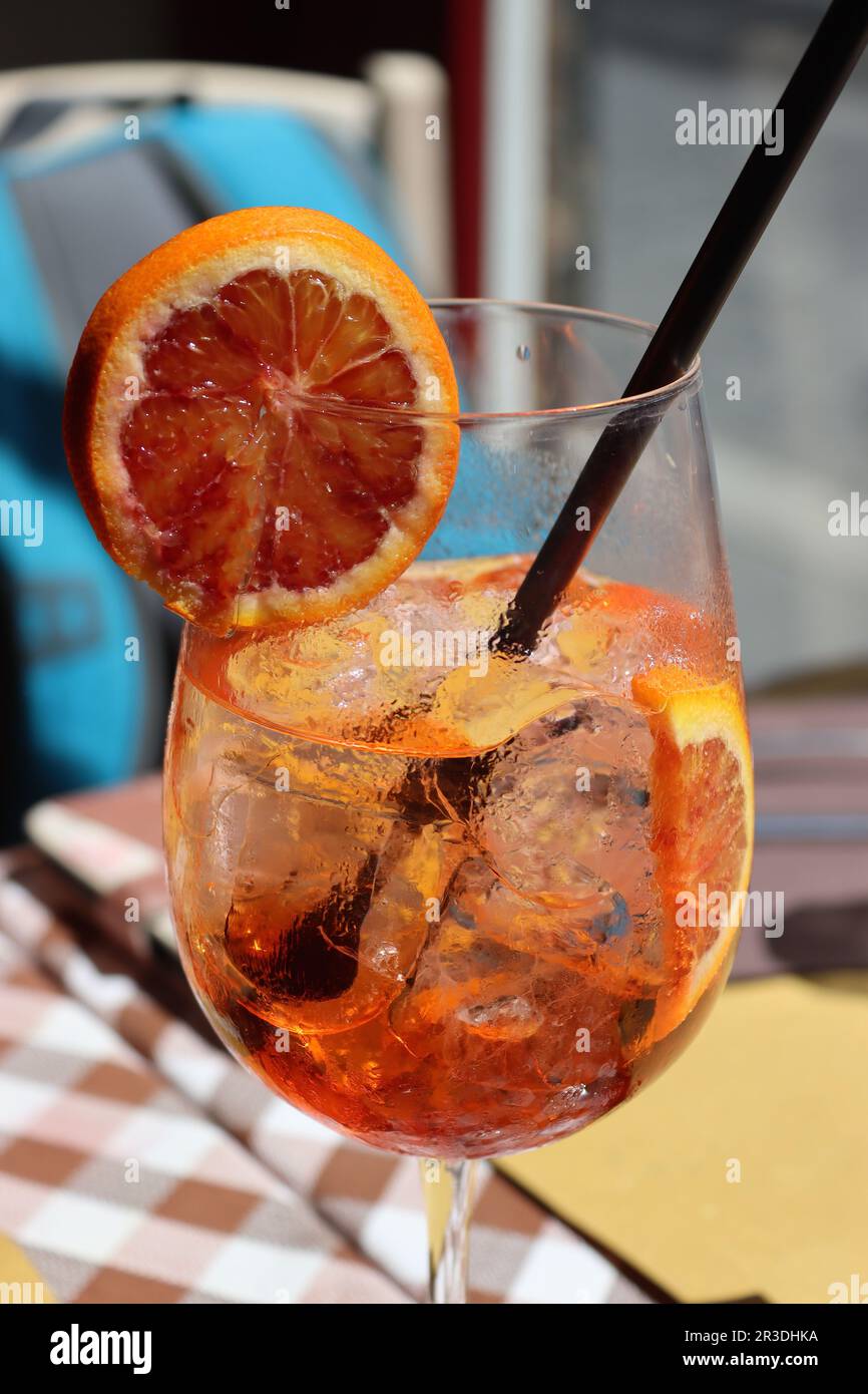 Un grande bicchiere di Aperol Spritz (€7) servito con un delizioso pasto ai ristori anni 60, Via Giuseppe Zanardelli, Roma, aprile 2023. Foto Stock