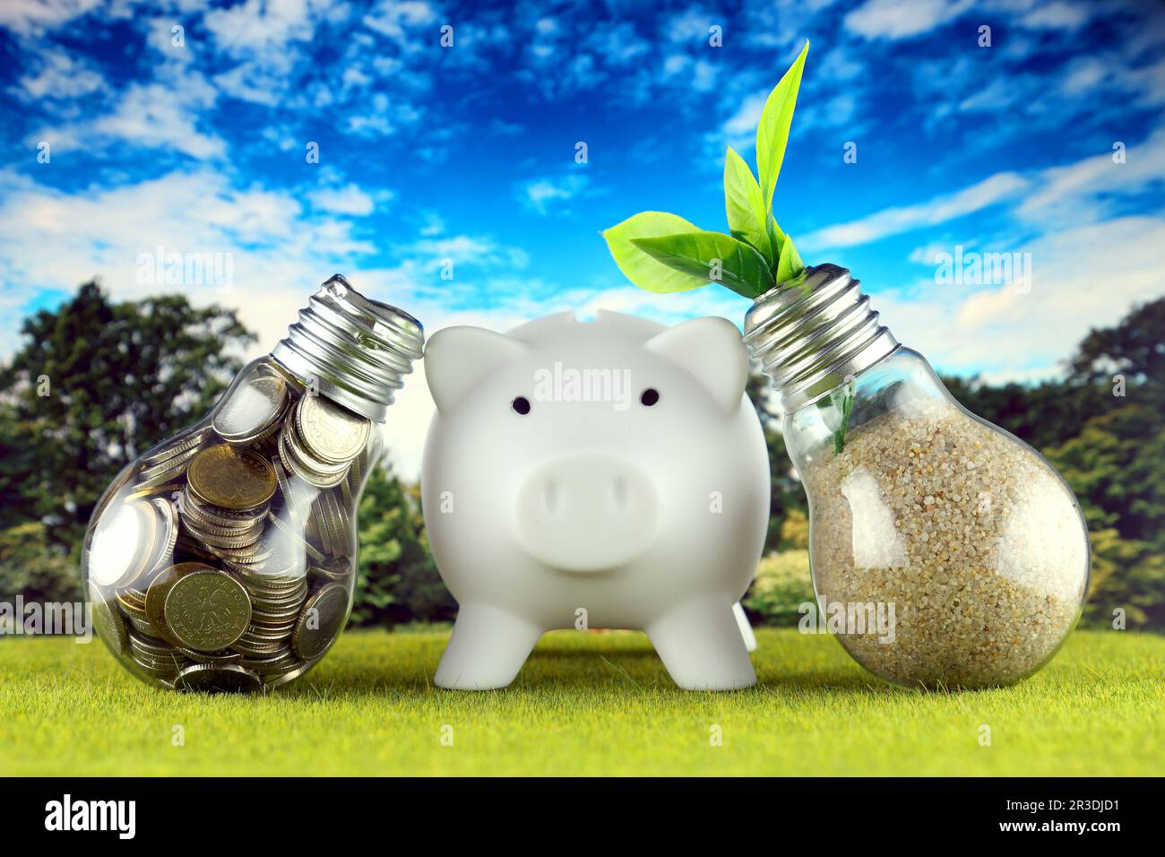 Monete all'interno della lampadina, pianta che cresce all'interno della lampadina e piggy bank. Eco-verde energia rinnovabile concetto. Prezzi dell'elettricità, risparmio energetico Foto Stock