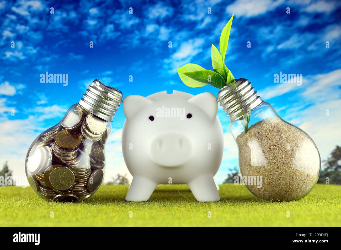 Monete all'interno della lampadina, pianta che cresce all'interno della lampadina e piggy bank. Eco-verde energia rinnovabile concetto. Prezzi dell'elettricità, risparmio energetico Foto Stock