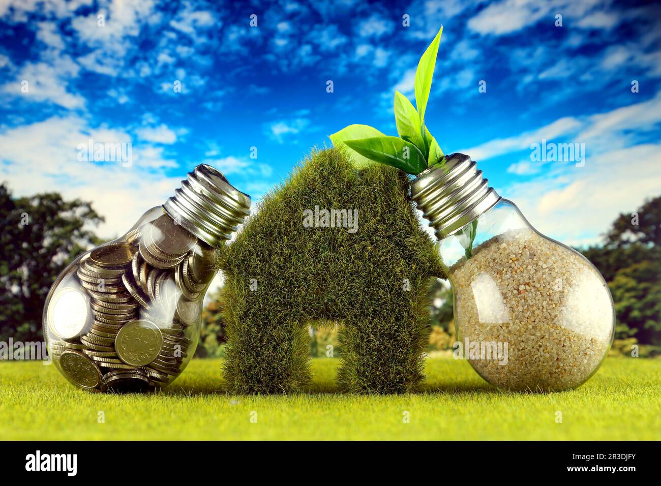 Monete all'interno della lampadina, pianta che cresce all'interno della lampadina e casa in miniatura con erba. Eco-verde energia rinnovabile concetto. Prezzo dell'elettricità Foto Stock