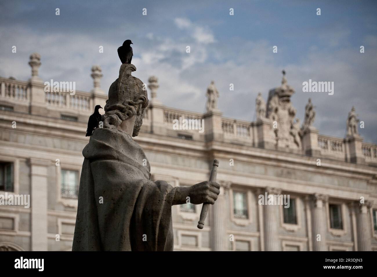 Il Palacio Real de Madrid (Palazzo reale), in Plaza de Oriente, con la statua di uno dei re visigoti in primo piano. Madrid, Spagna. Foto Stock