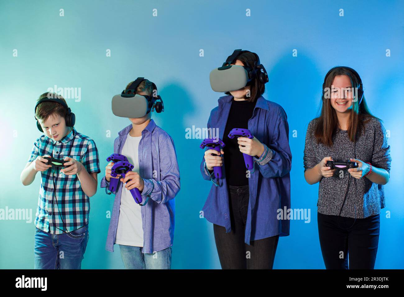 Gruppo di bambini che utilizzano un gadget di gioco per la realtà virtuale Foto Stock