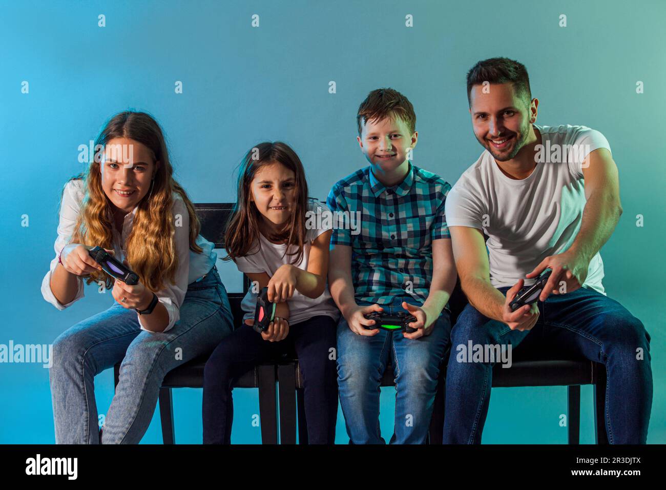 Un gruppo di amici insieme inizia il gioco virtuale Foto Stock