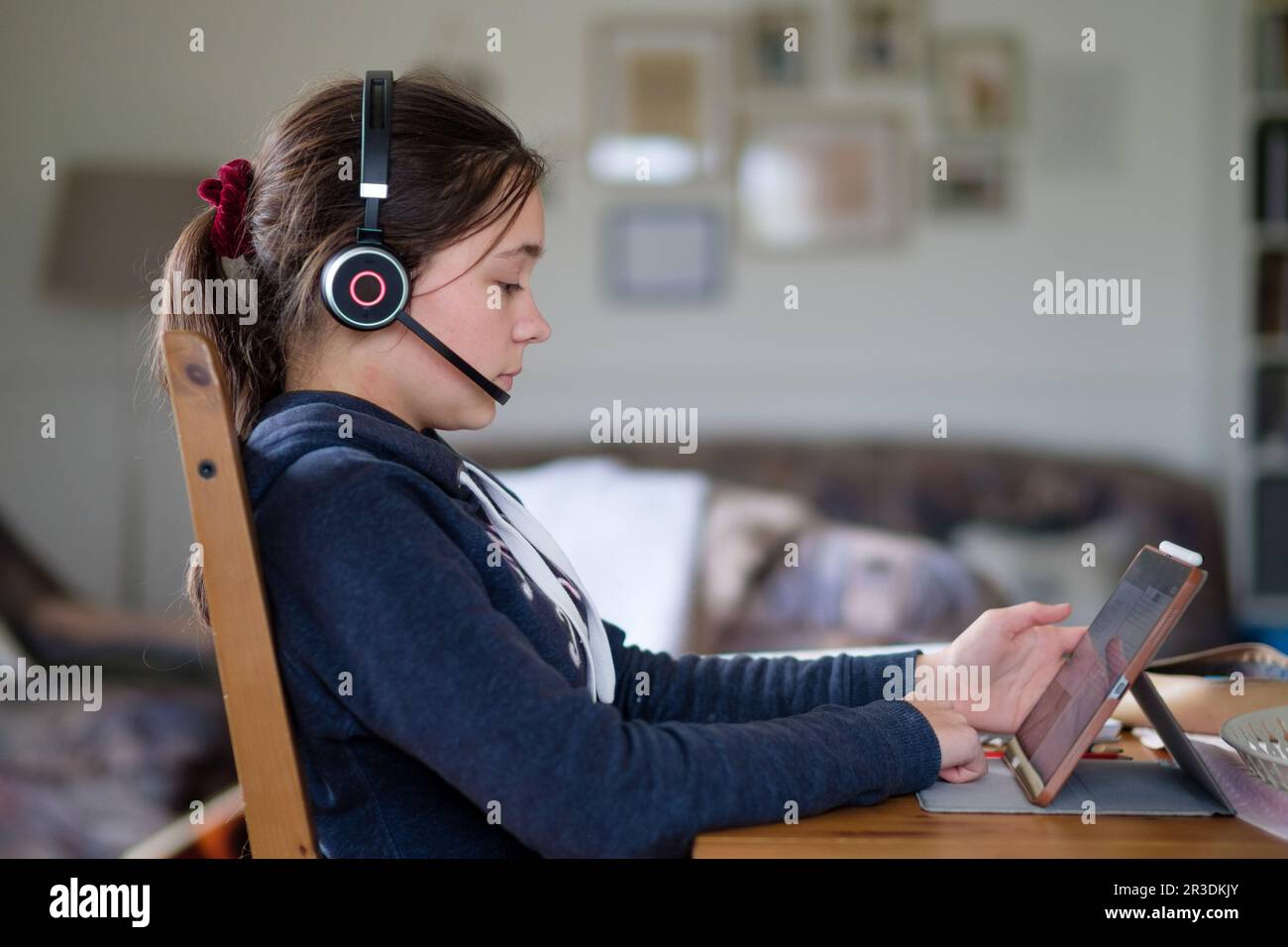 Ragazza in apprendimento a distanza Foto Stock