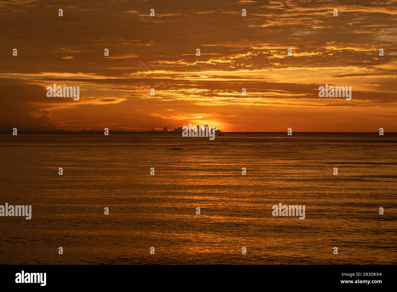 Tramonto nel Golfo dei Tomini ad Ampana su Sulawesi Foto Stock