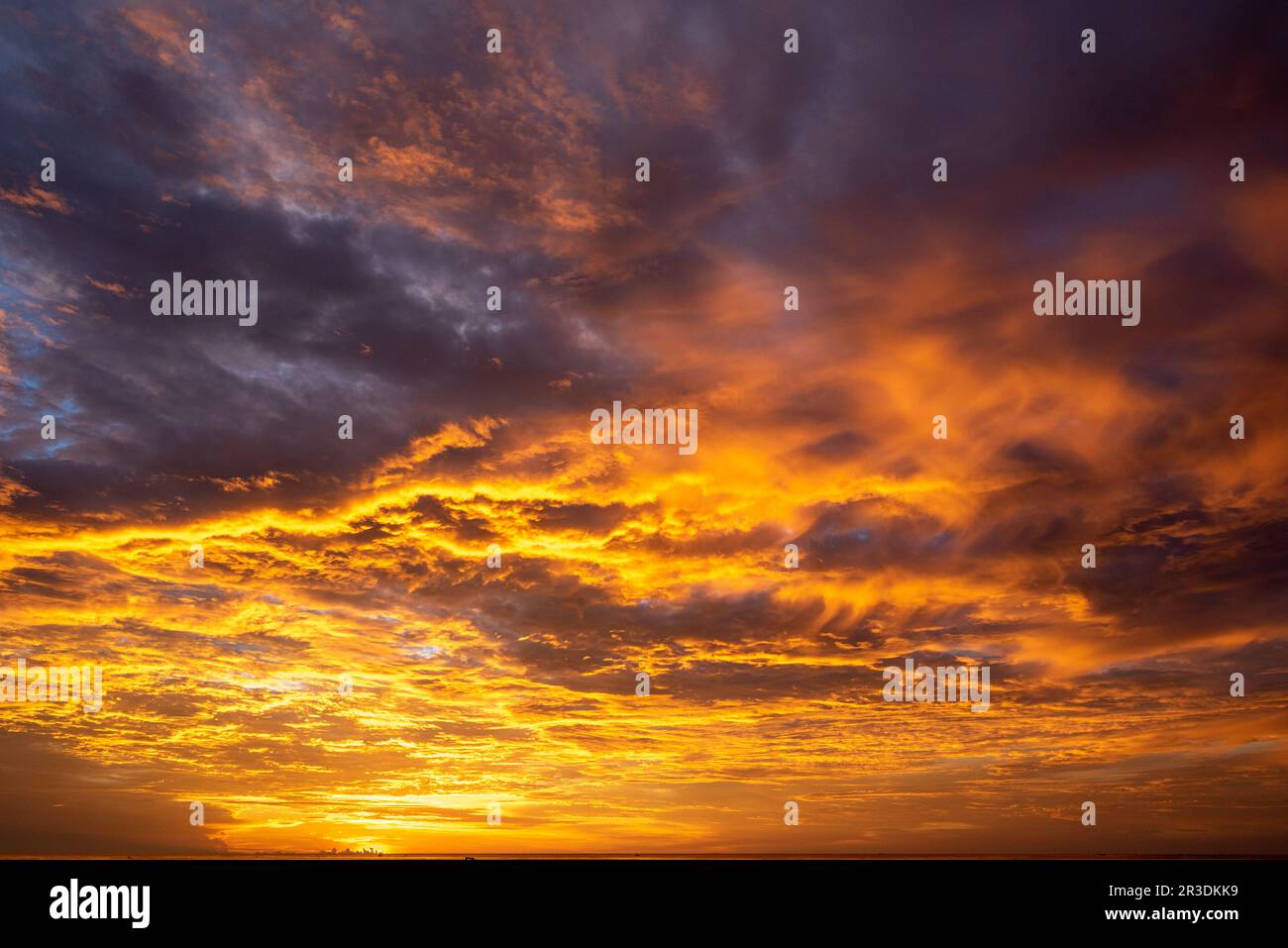 Tramonto nel Golfo dei Tomini ad Ampana su Sulawesi Foto Stock