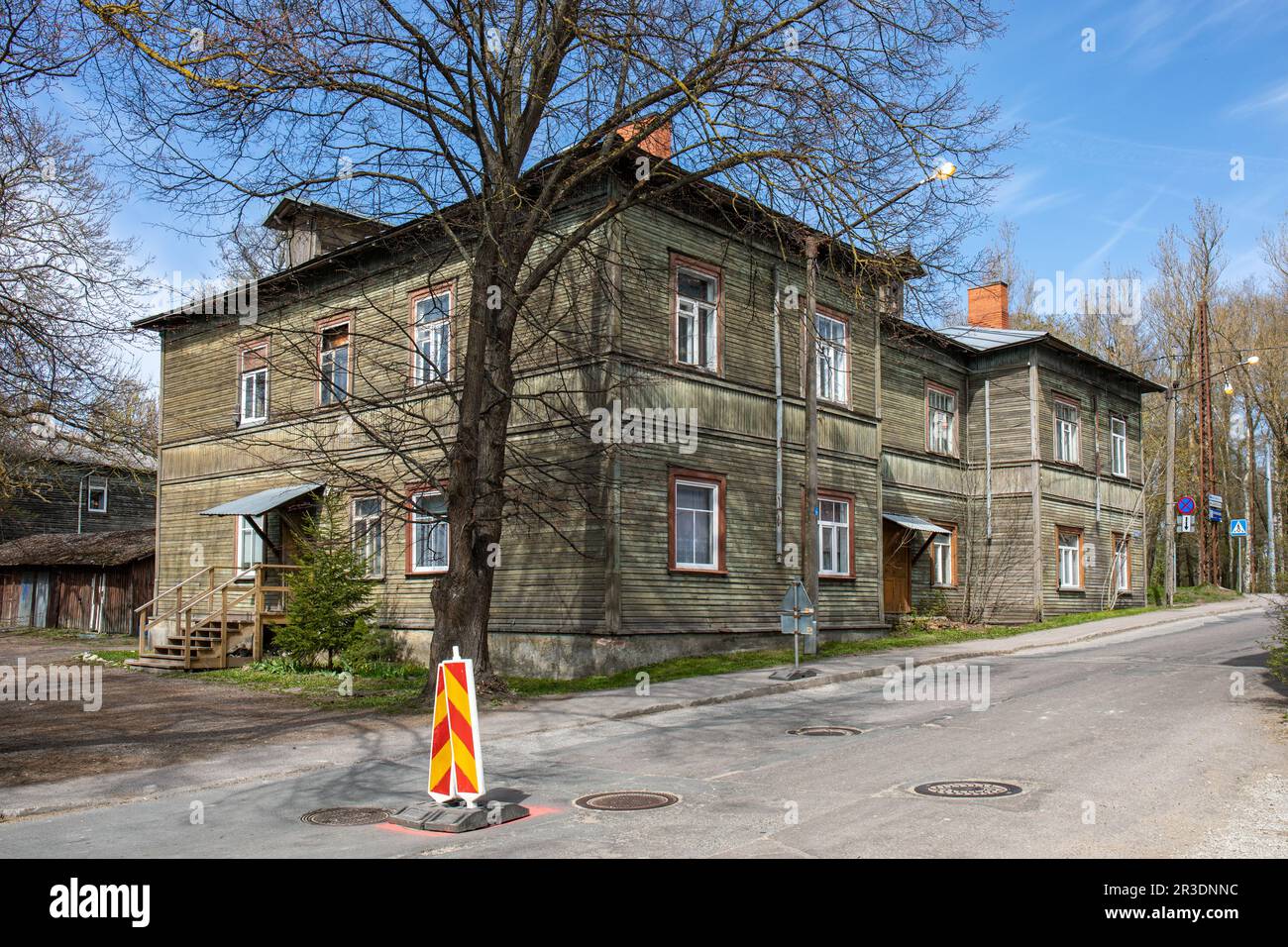 Vecchia casa residenziale in legno all'angolo di Kopli e Marati in una giornata di sole primavera nel quartiere Kopli di Tallinn, Estonia Foto Stock