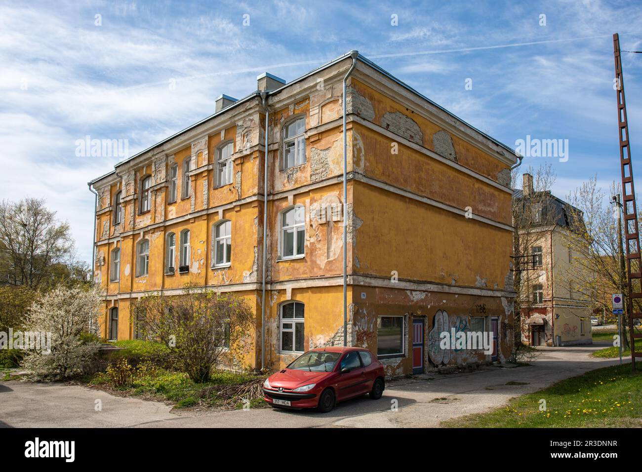 Vecchio edificio residenziale derelitto a Kopli 75 nel quartiere Kopli di Tallinn, Estonia Foto Stock