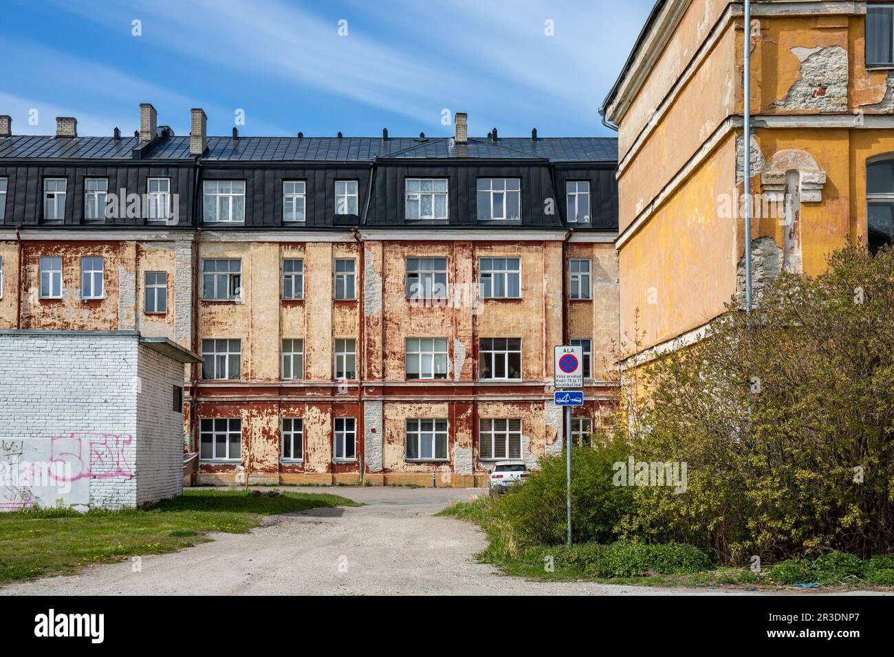 Casa di ingegnere, un edificio residenziale derelitto, costruito nel 1914, a Kopli 77 nel quartiere Kopli di Tallinn, Estonia Foto Stock