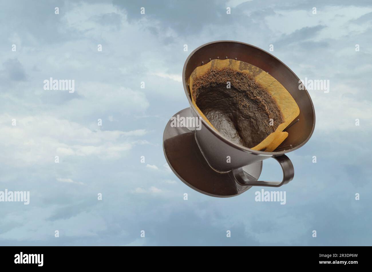 Filtro del caffè che galleggia nell'aria Foto Stock