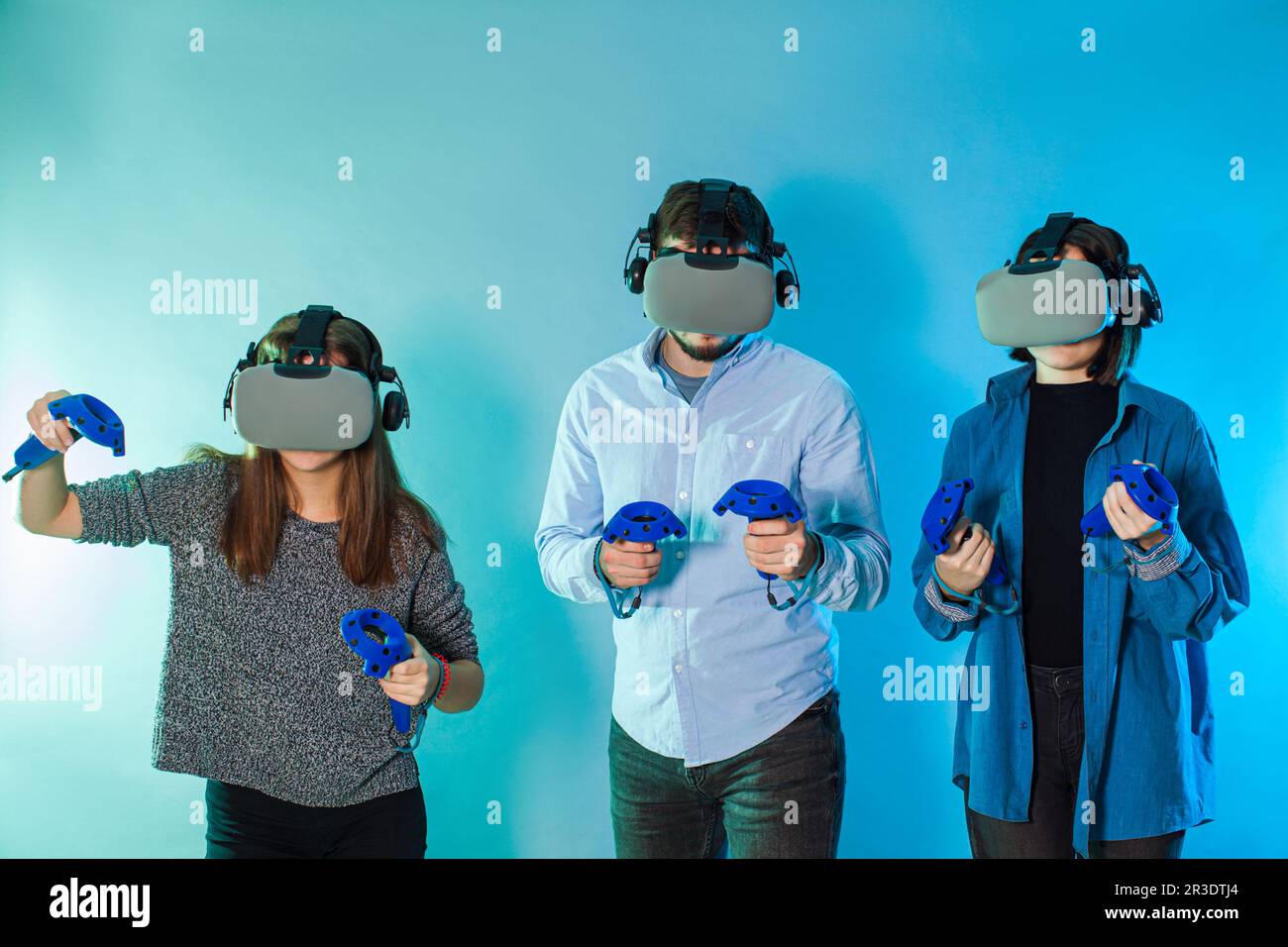 Bambini che utilizzano un gadget per il gioco per la realtà virtuale Foto Stock