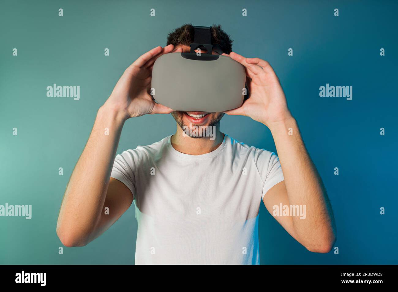 Uomo che usa un gadget di gioco per la realtà virtuale Foto Stock