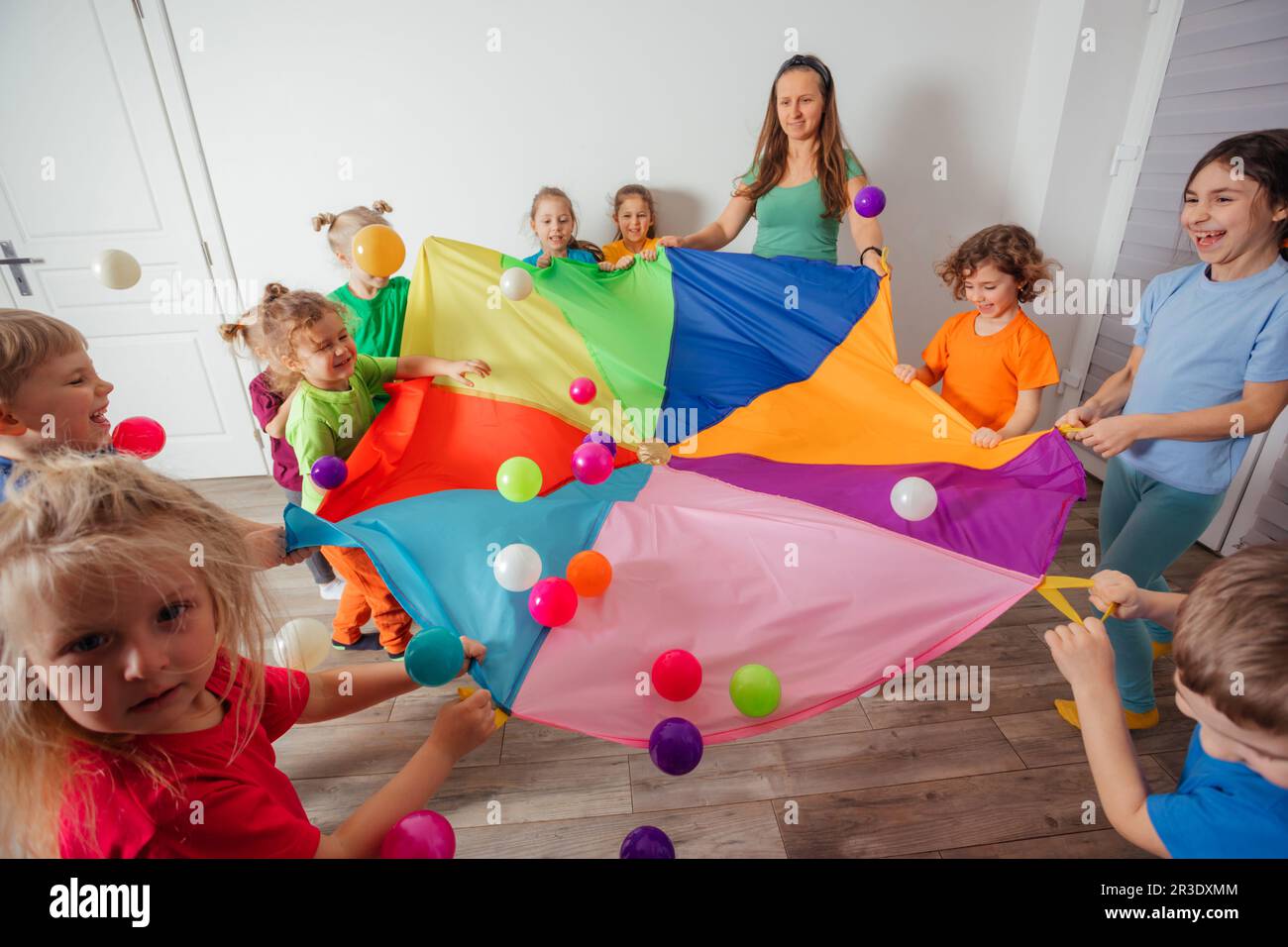 Giochi di compleanno colorati e luminosi per bambini energici Foto stock -  Alamy