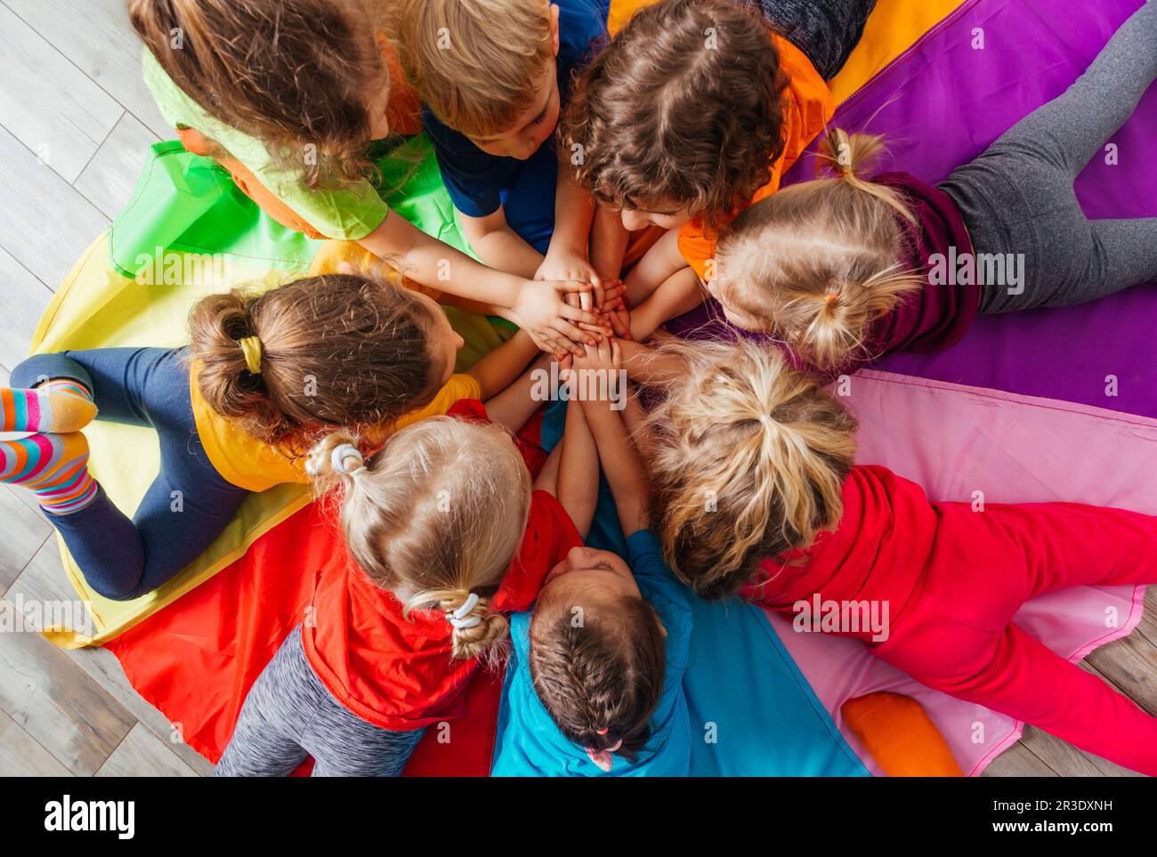 Bambini allegri che giocano a team building su un piano Foto Stock