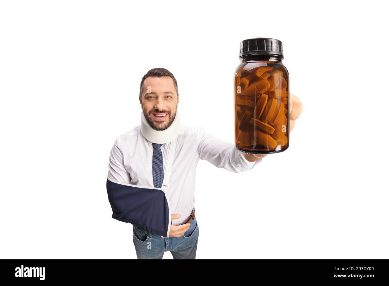 Uomo con collo cervicale e imbracatura per braccio che tiene una bottiglia di pillole isolate su sfondo bianco Foto Stock
