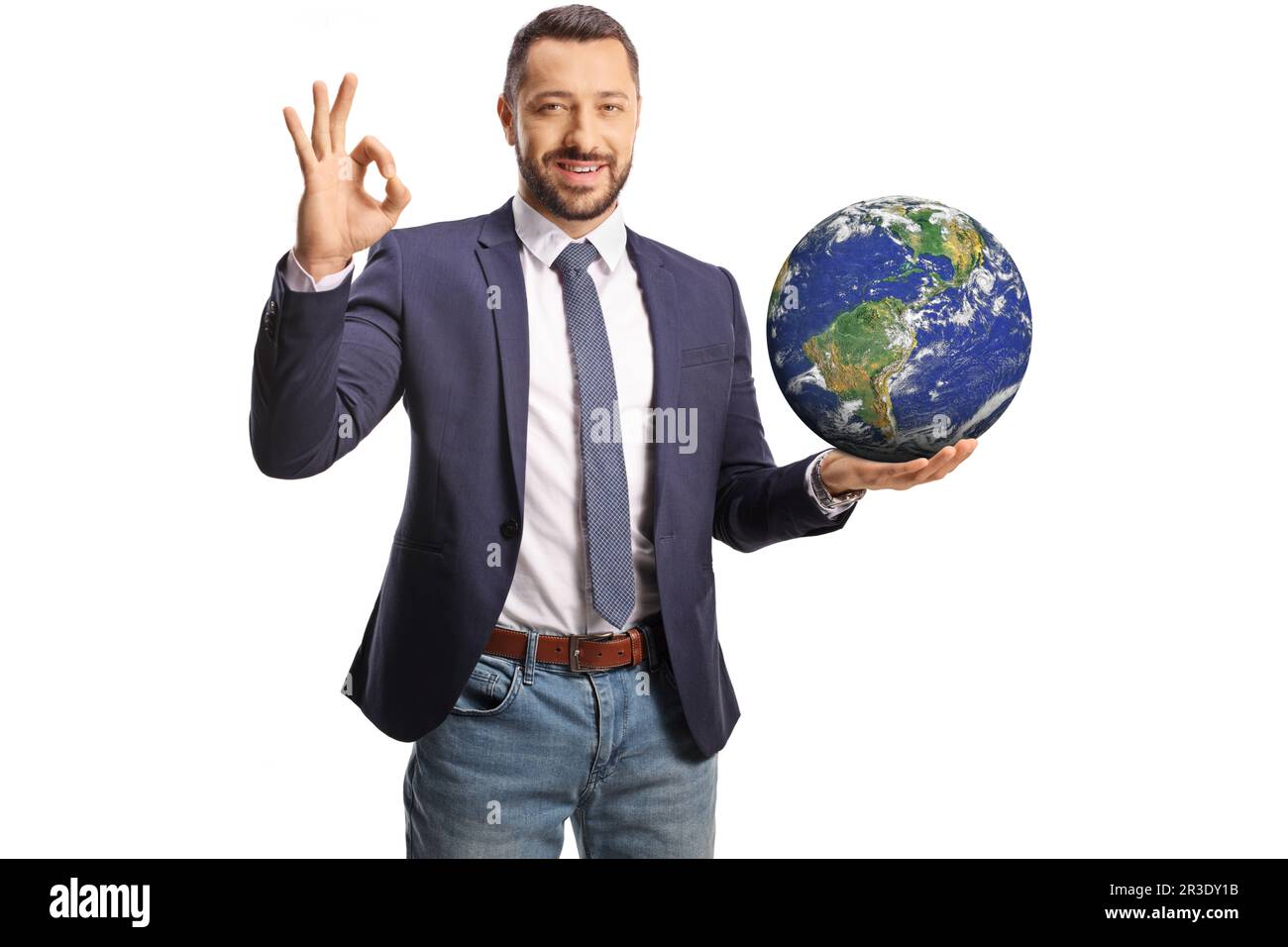 Giovane uomo che tiene il pianeta terra sulla sua mano e gesturando bene isolato su sfondo bianco Foto Stock