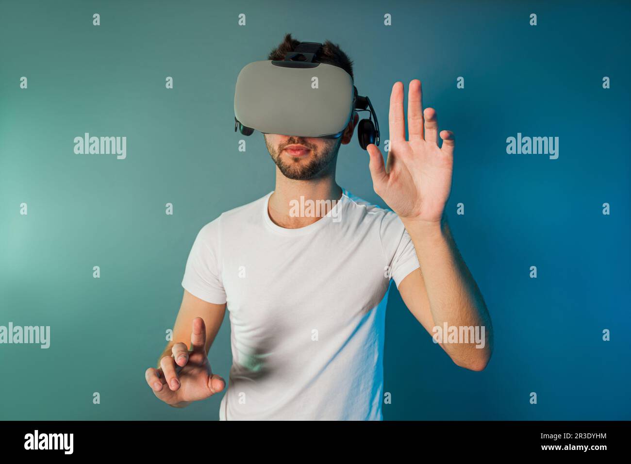 Uomo che usa occhiali di realtà virtuale per lo shopping virtuale Foto Stock