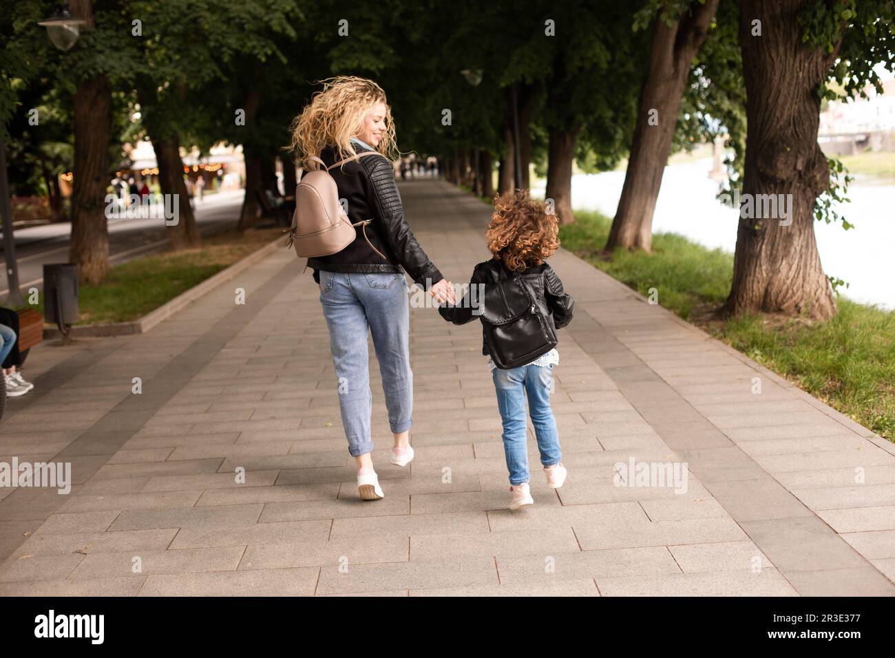 La mamma e la bambina camminano insieme lungo il lungomare Foto Stock