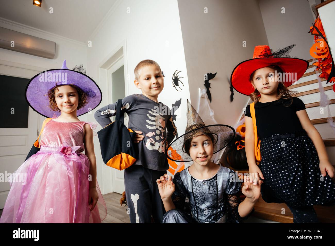 Bambini in costumi di festa in attesa di halloween treats Foto Stock