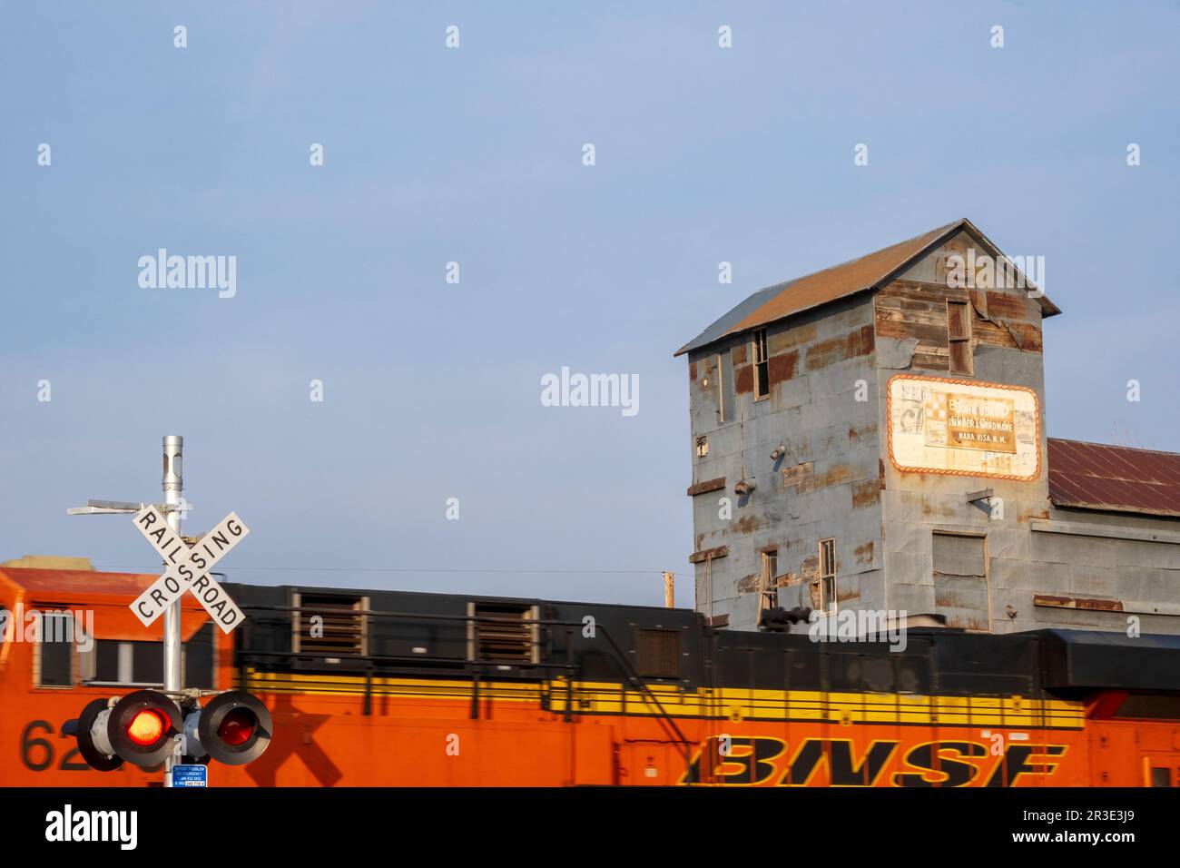 Treno merci e vecchio elevatore di grano, Clayton, New Mexico, USA Foto Stock
