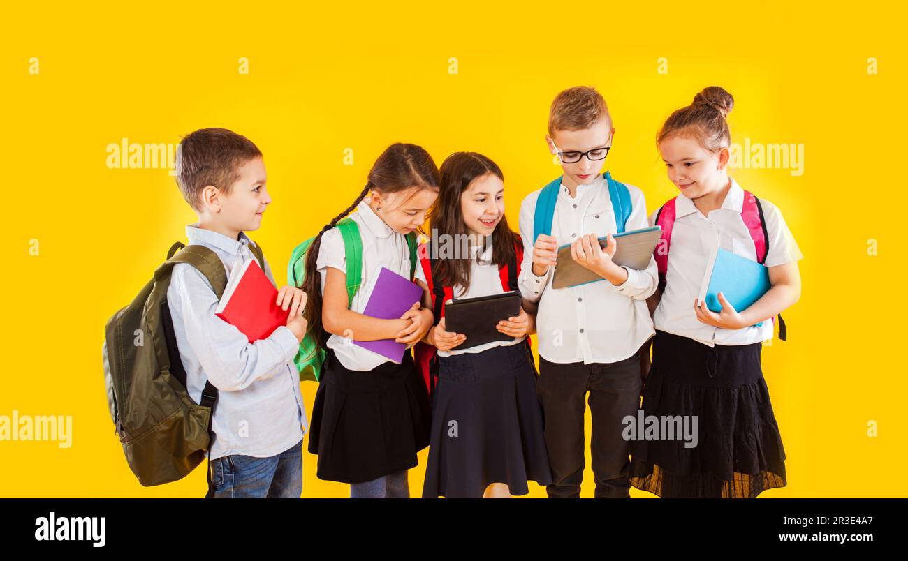 Gruppo di compagni di classe che leggono libri ed ebooks Foto Stock