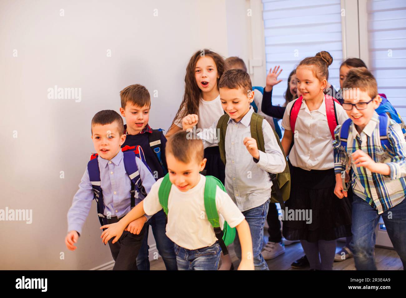 Gruppo di felice piccola scuola i bambini a scuola Foto Stock