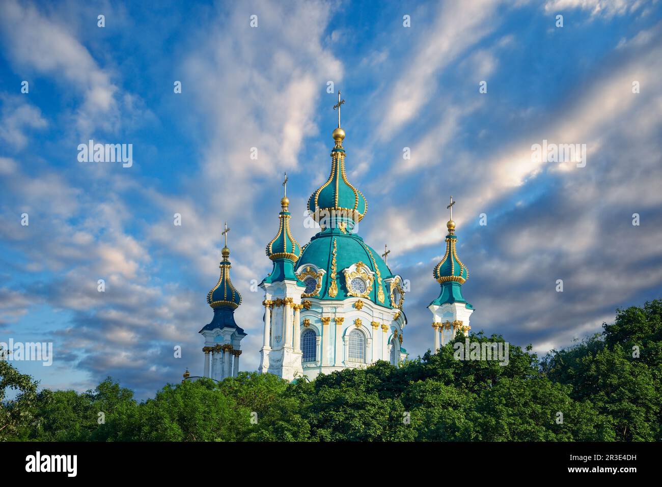 Cupole d'oro della Chiesa di Sant'Andrea a Kiev contro il cielo drammatico di Kiev. La capitale dell'Ucraina - Kiev. Foto Stock