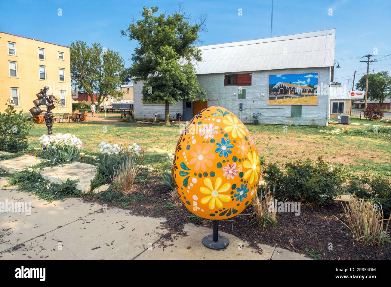 Piccolo uovo ceco in fibra di vetro a Wilson, Kansas, USA. (Wilson fu insediato principalmente da immigrati cechi all'inizio degli anni '1900s). Foto Stock