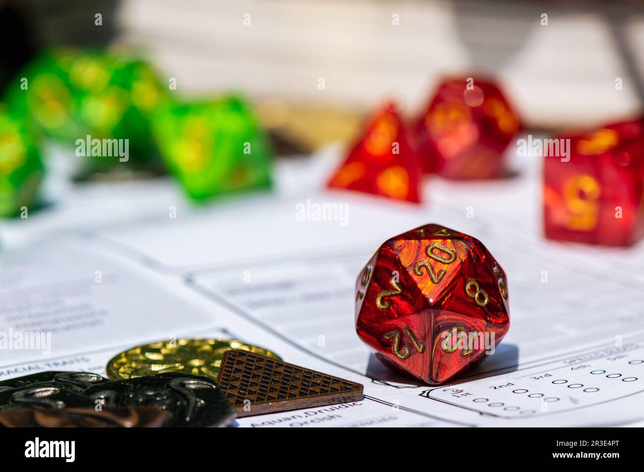 Una macro immagine di un gioco di ruolo rosso morire su un foglio di un  personaggio Foto stock - Alamy