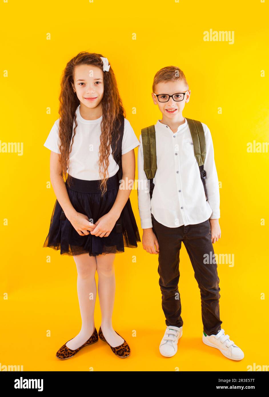 La piccola coppia dei bambini di scuola stanno guardarsi l'un l'altro Foto Stock