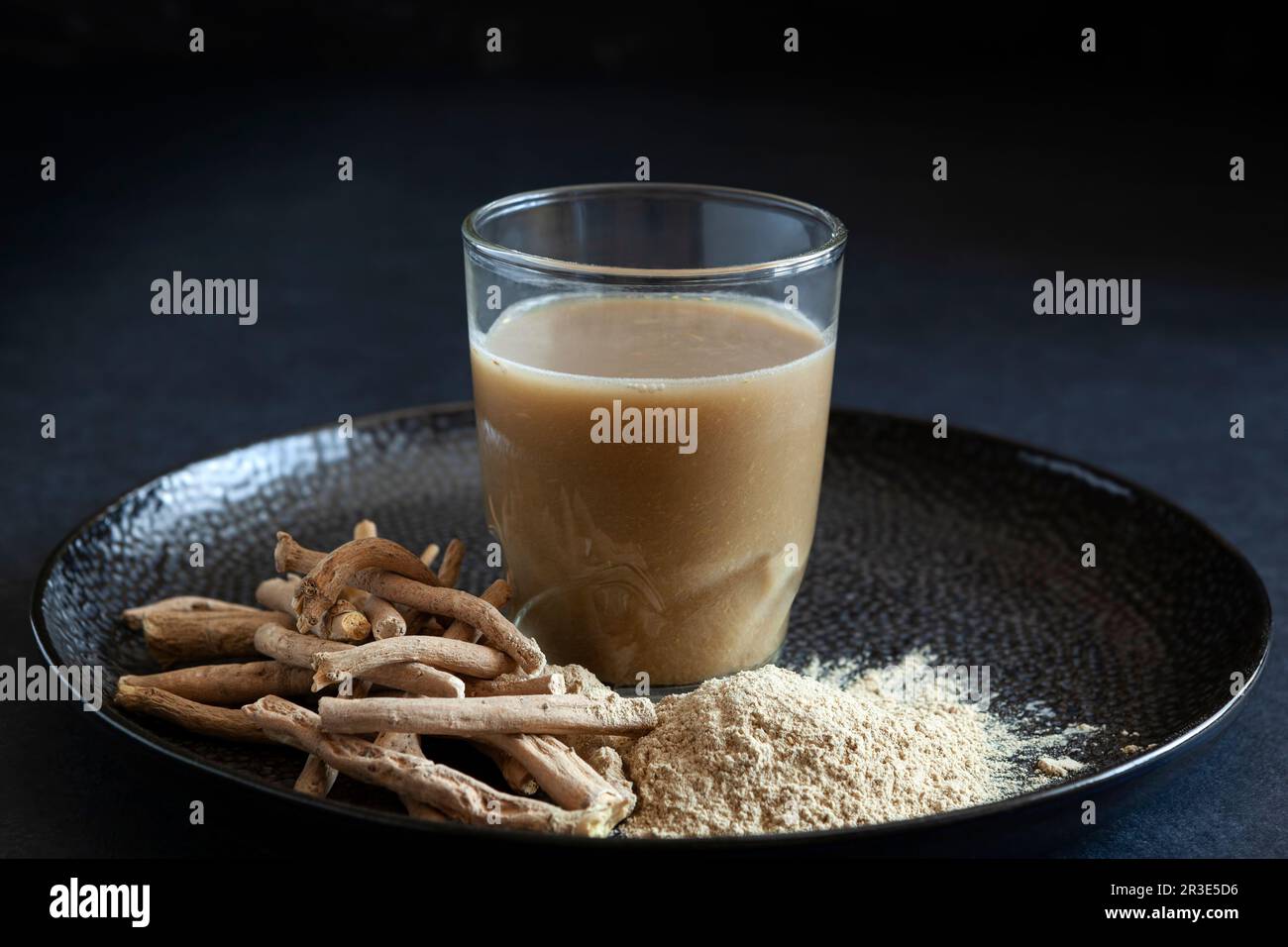 Ashwagandha superfood polvere, radice e bevanda. Foto Stock