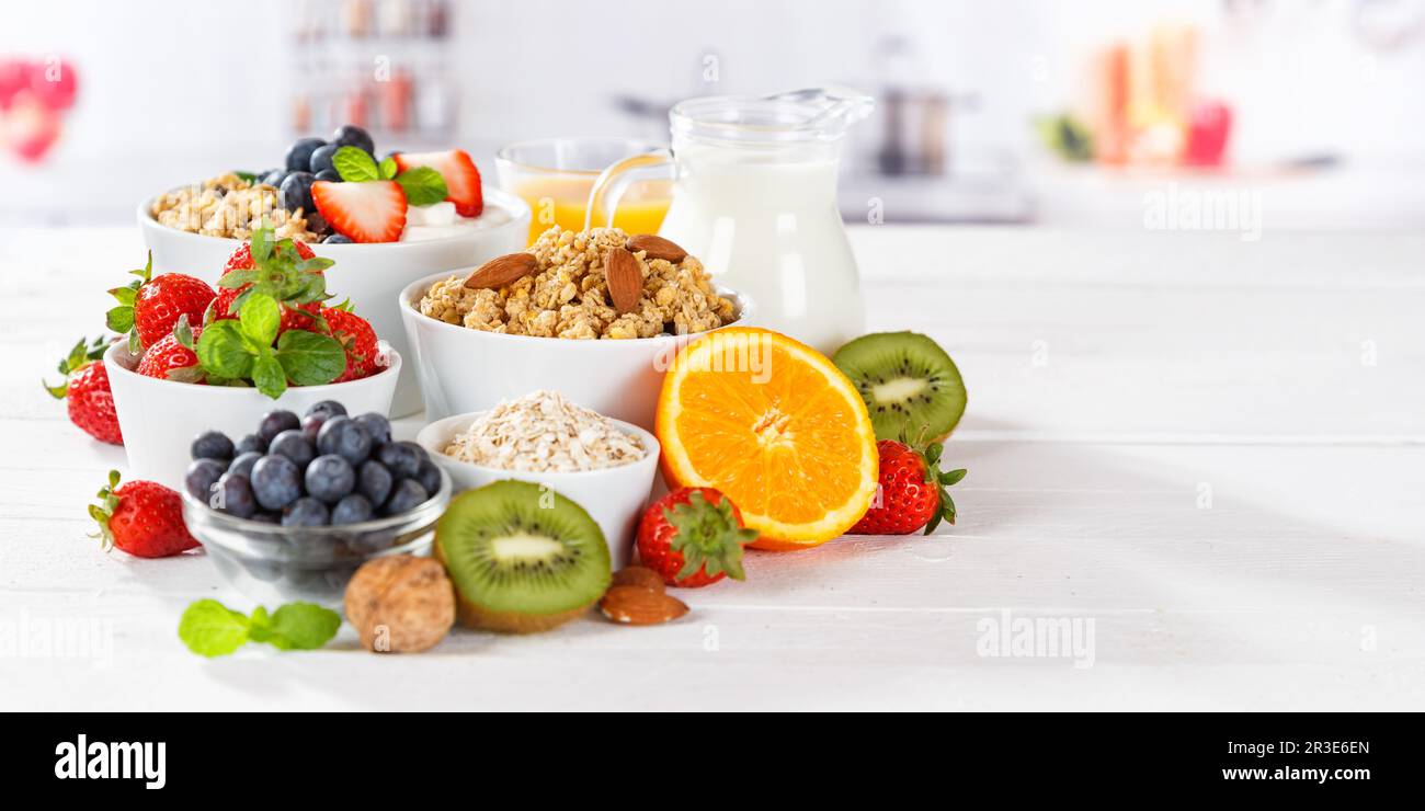 Sana colazione fragola yogurt frutta cibo muesli frutta yogurt sana alimentazione banner testo libero spazio copyspace Foto Stock