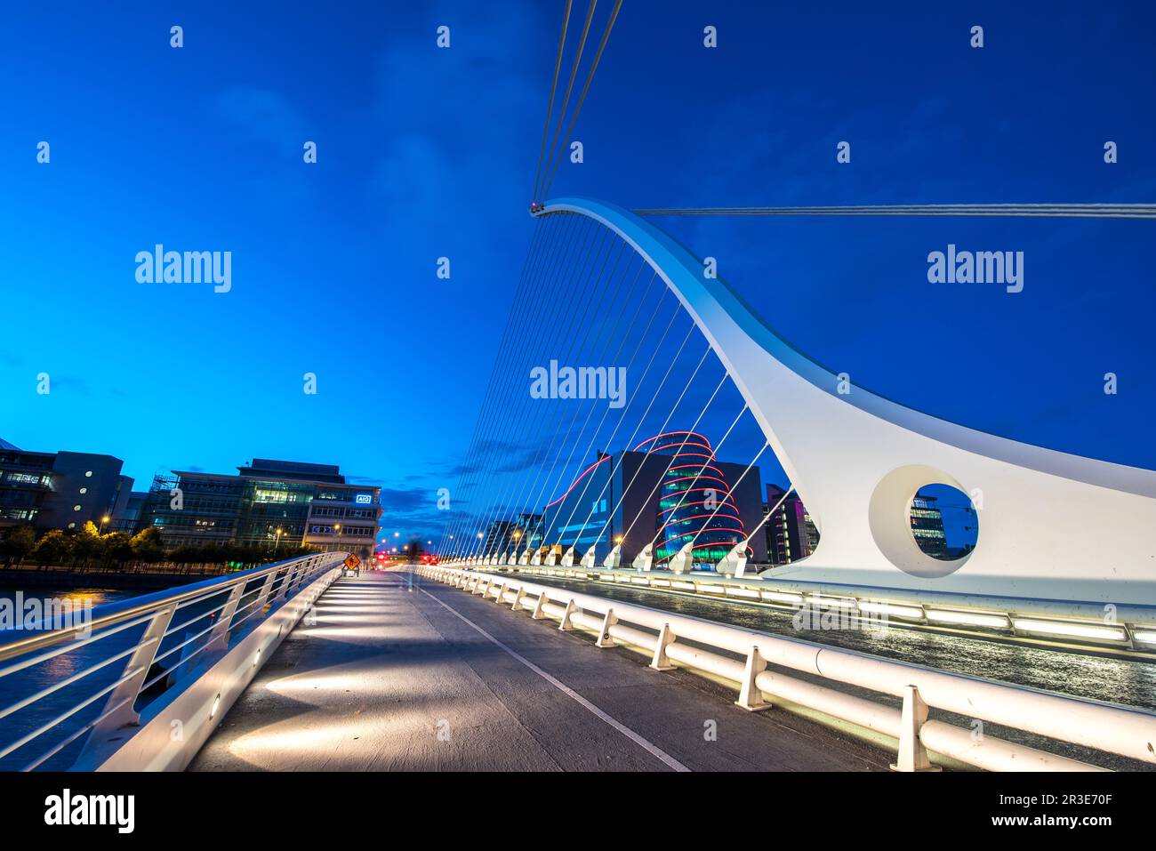 Il ponte Samuel Beckett è il ponte più nuovo per attraversare il fiume Liffey a Dublino, Irlanda. Foto Stock