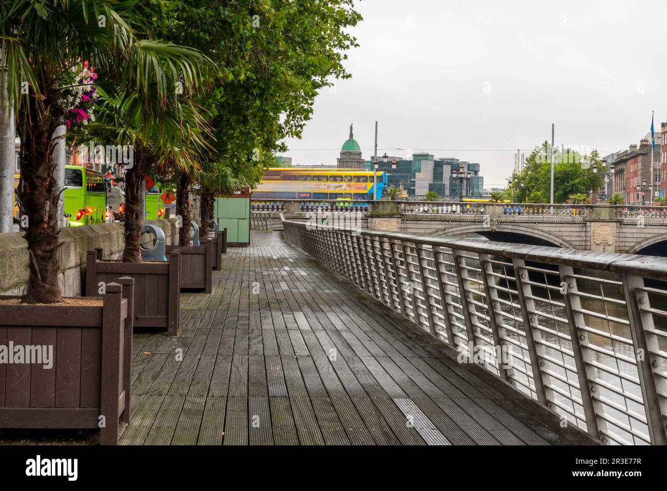 Ponte o'Connell nel centro di Dublino con autobus giallo che passa a Dublin Street Foto Stock