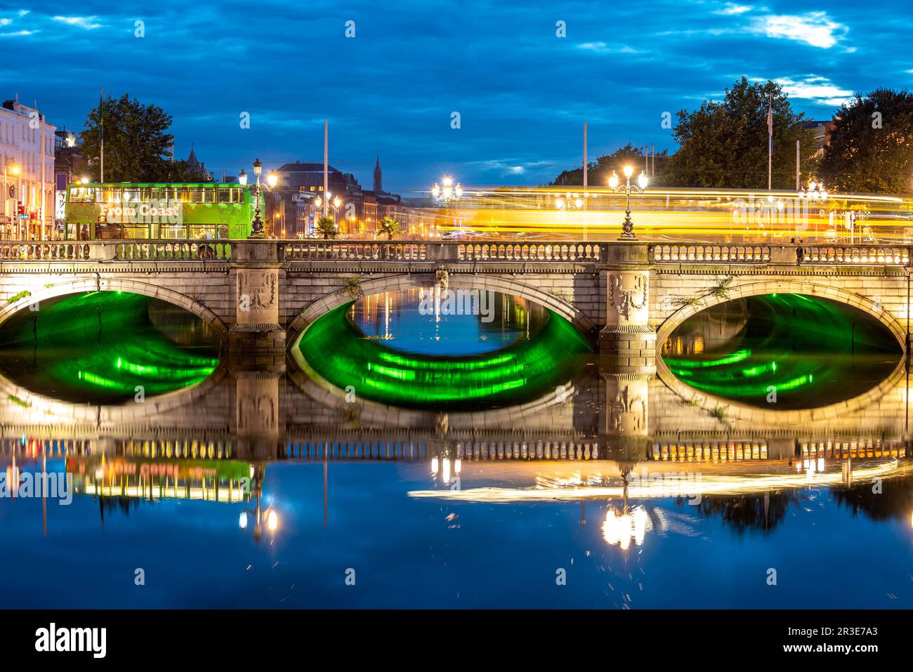 Padre Mathew Bridge è un ponte stradale che attraversa il fiume Liffey a Dublino, Irlanda, che unisce Merchants Quay a Church Street e le banchine nord. Foto Stock