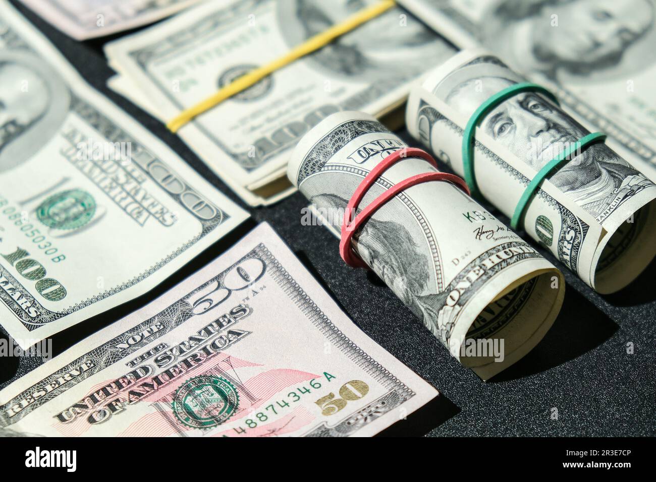 DOLLARI USA bundle primo piano isolato su sfondo dollaro. Tagli di carta di  dollari in rotoli con fasce di gomma. Business Foto stock - Alamy