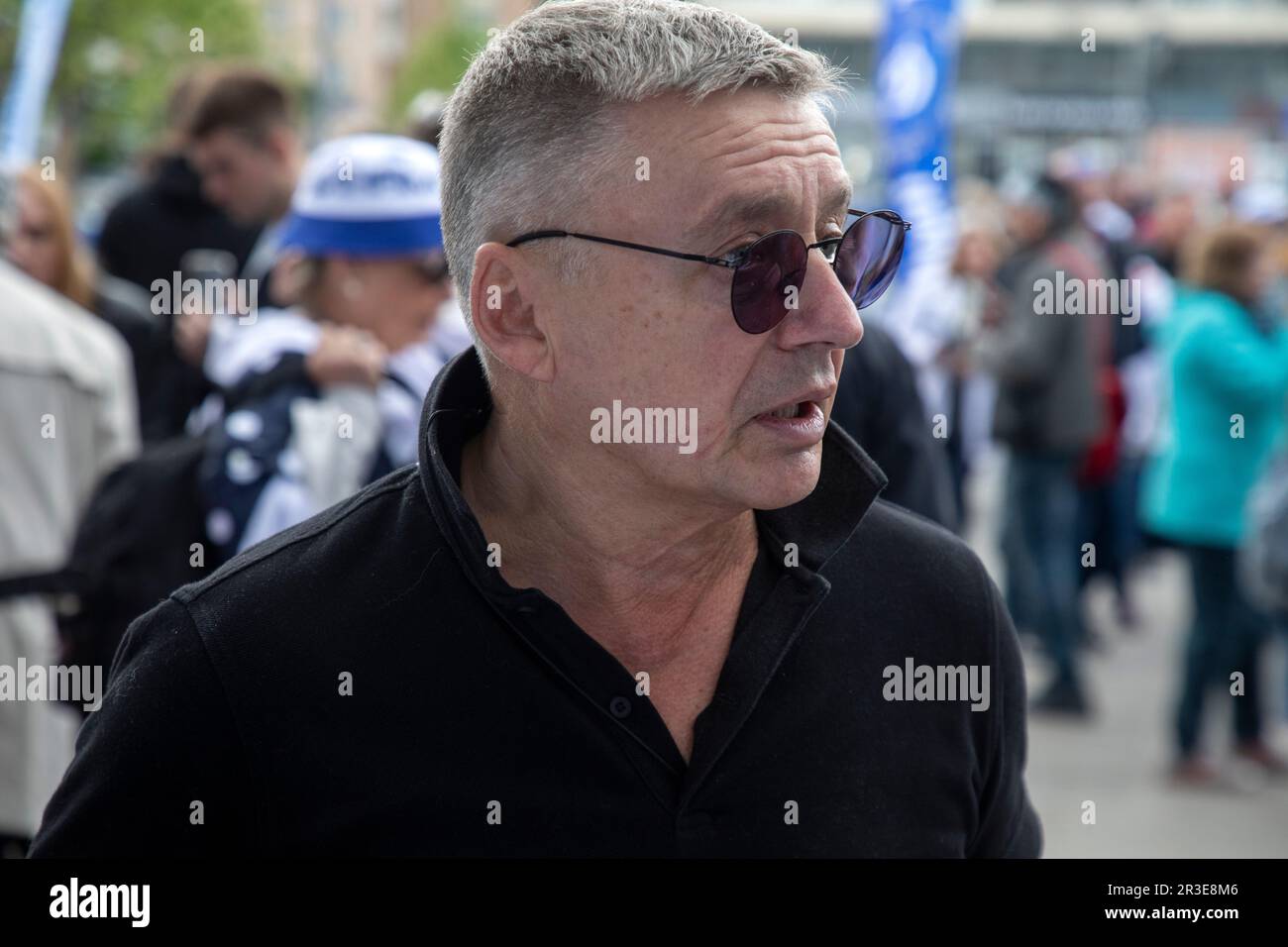 Mosca, Russia. 21st maggio 2023. Uomo d'affari russo, ristoratore Anton Tabakov è visto prima di piantare alberi di ciliegio selvaggio in Dynamo Park per celebrare il centenario di Dynamo Mosca come parte del Cherry Forest Festival a Mosca, Russia Foto Stock