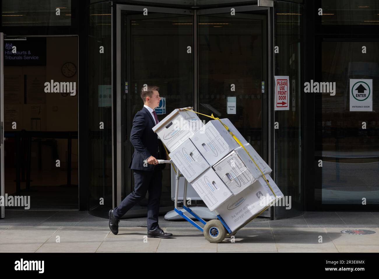 Avvocati e avvocati nell'epicentro giuridico del sistema giudiziario presso le Royal Courts of Justice, The Strand, Central London, England, UK Foto Stock