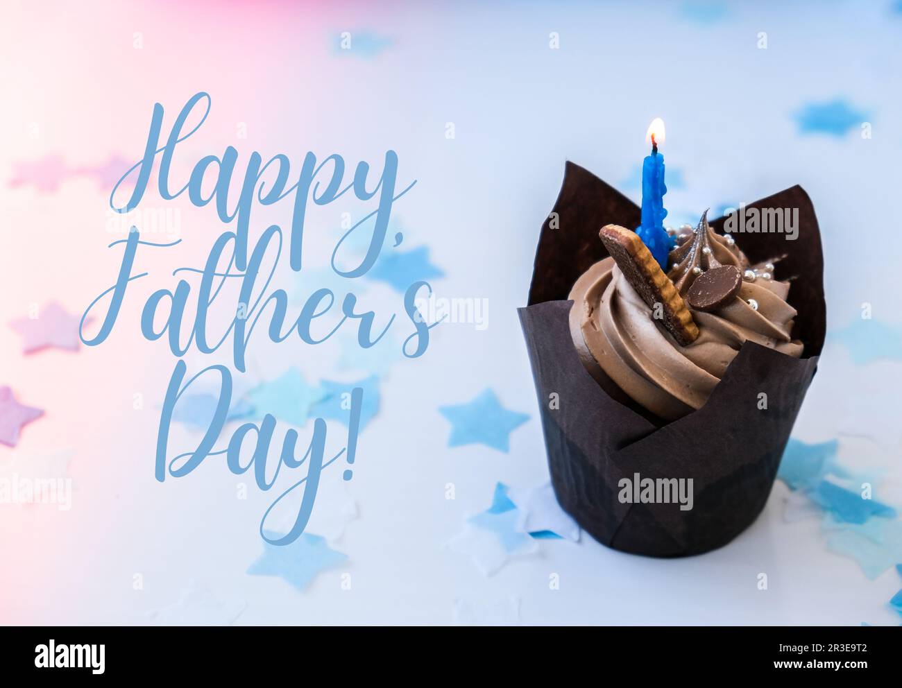 Biglietto di auguri per il giorno dei padri felici. Cupcake al cioccolato con candela. Vacanza Foto Stock