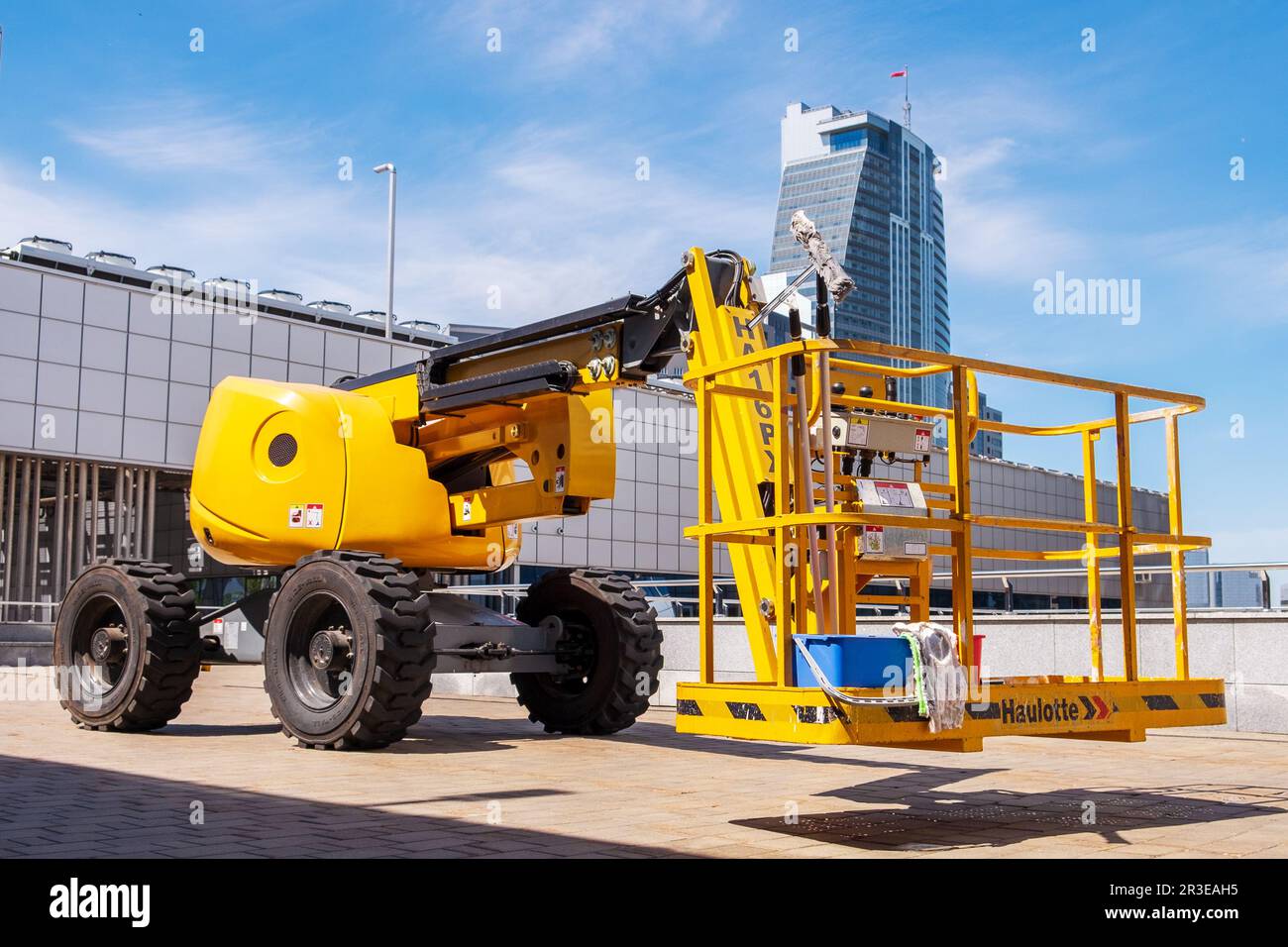 Minsk, Bielorussia - 23 maggio 2022: Haulotte HA16PX Boom Lift pronto al lavoro. Pulizia dei cristalli Foto Stock